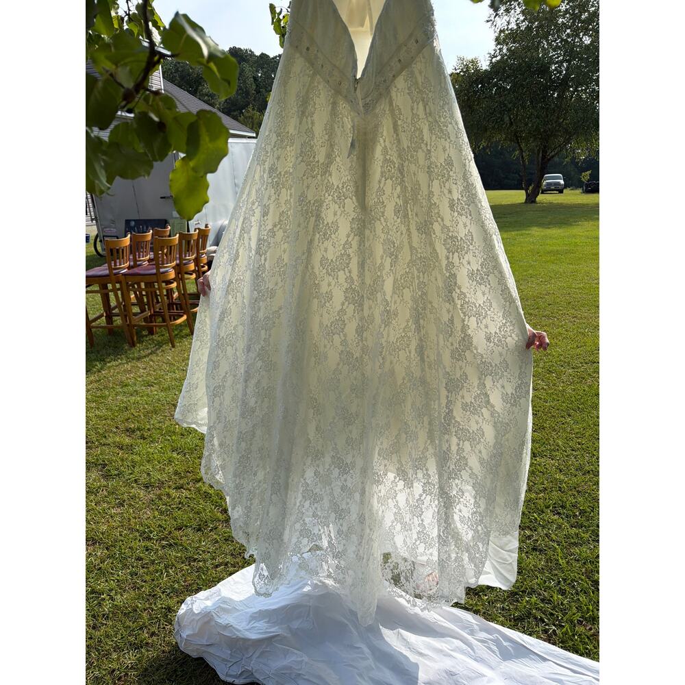 Sz 16 David Bridal wedding dress - Picture 4 of 10